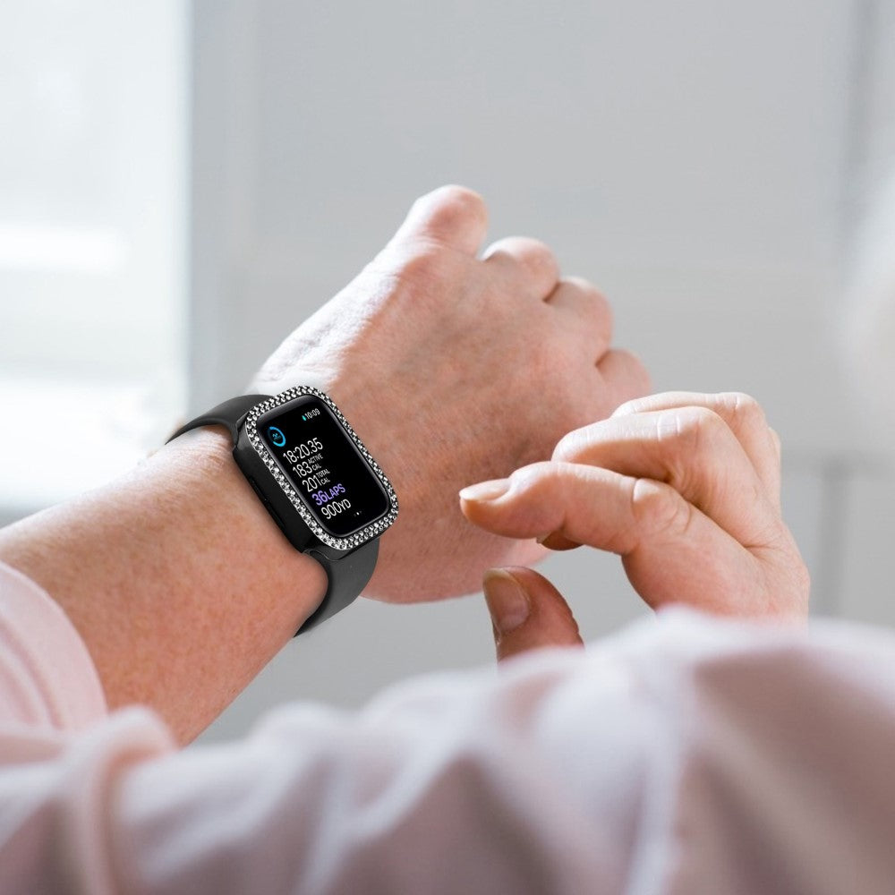 Super Fint Apple Watch Series 8 (45mm) / Apple Watch Series 7 45mm Cover med Skærmbeskytter i Plastik, Rhinsten og Hærdet Glas - Sort#serie_1