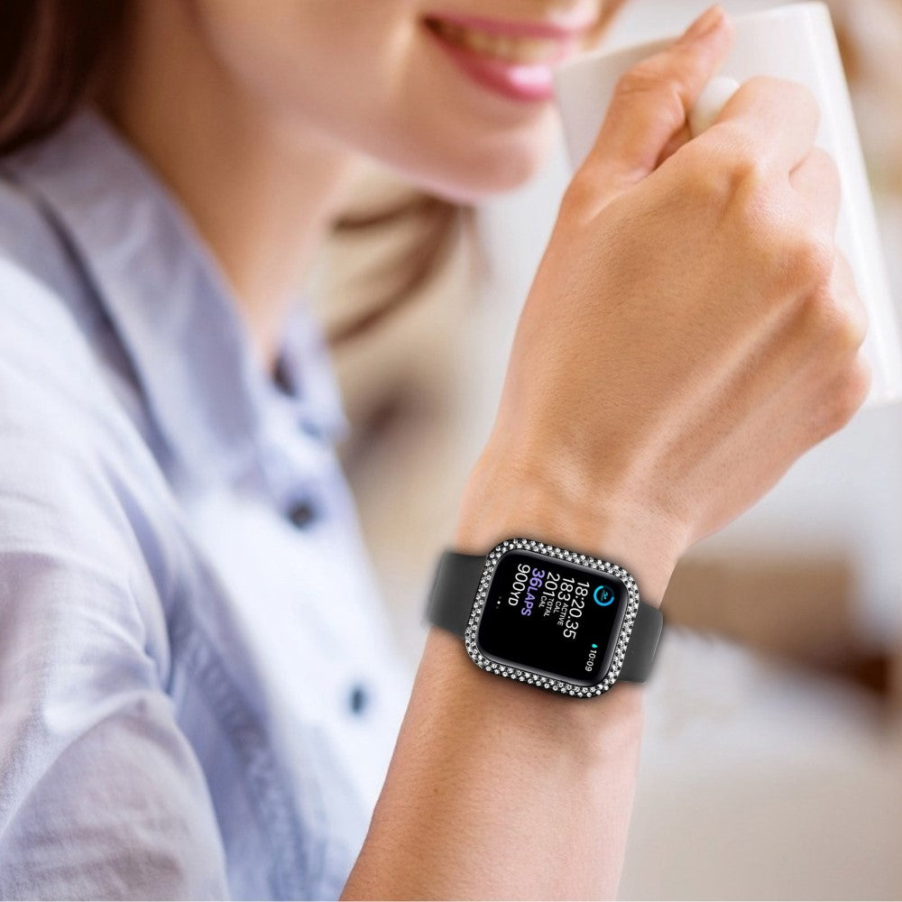 Super Fint Apple Watch Series 8 (45mm) / Apple Watch Series 7 45mm Cover med Skærmbeskytter i Plastik, Rhinsten og Hærdet Glas - Sort#serie_1