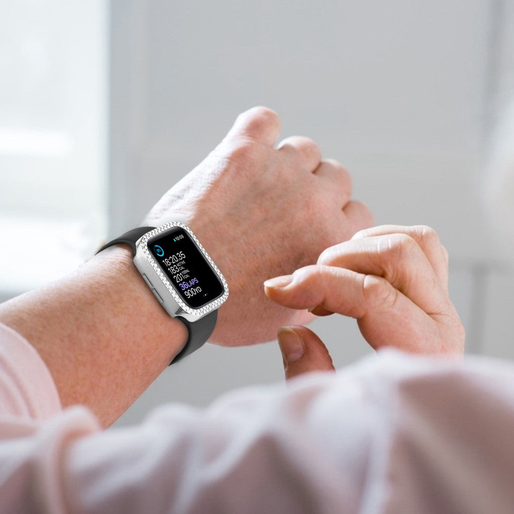 Super Fint Apple Watch Series 8 (45mm) / Apple Watch Series 7 45mm Cover med Skærmbeskytter i Plastik, Rhinsten og Hærdet Glas - Sølv#serie_3